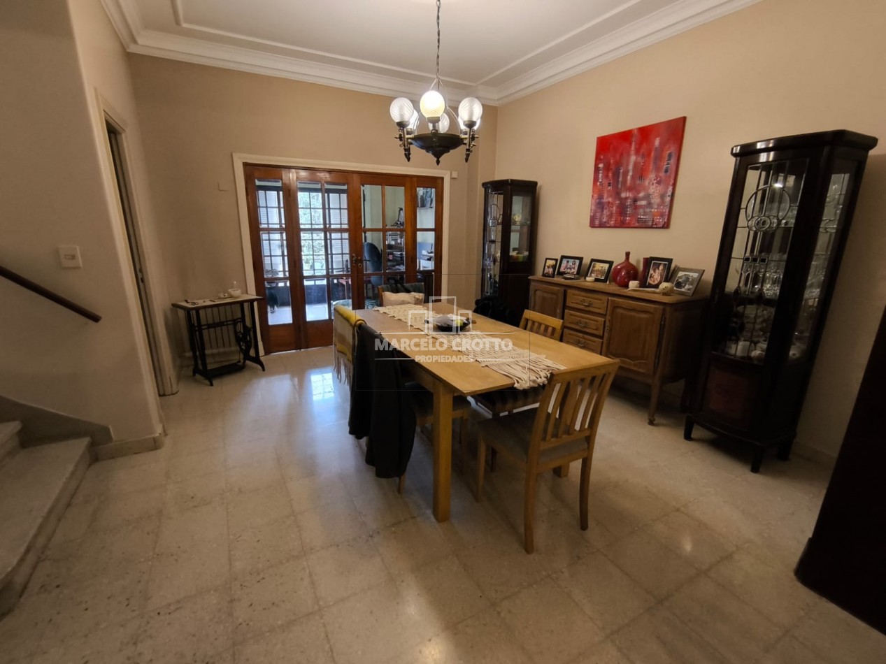 CHALET 5 AMBIENTES C/DEPENDENCIA, DOS PLANTAS CON GARAGE Y PARQUE