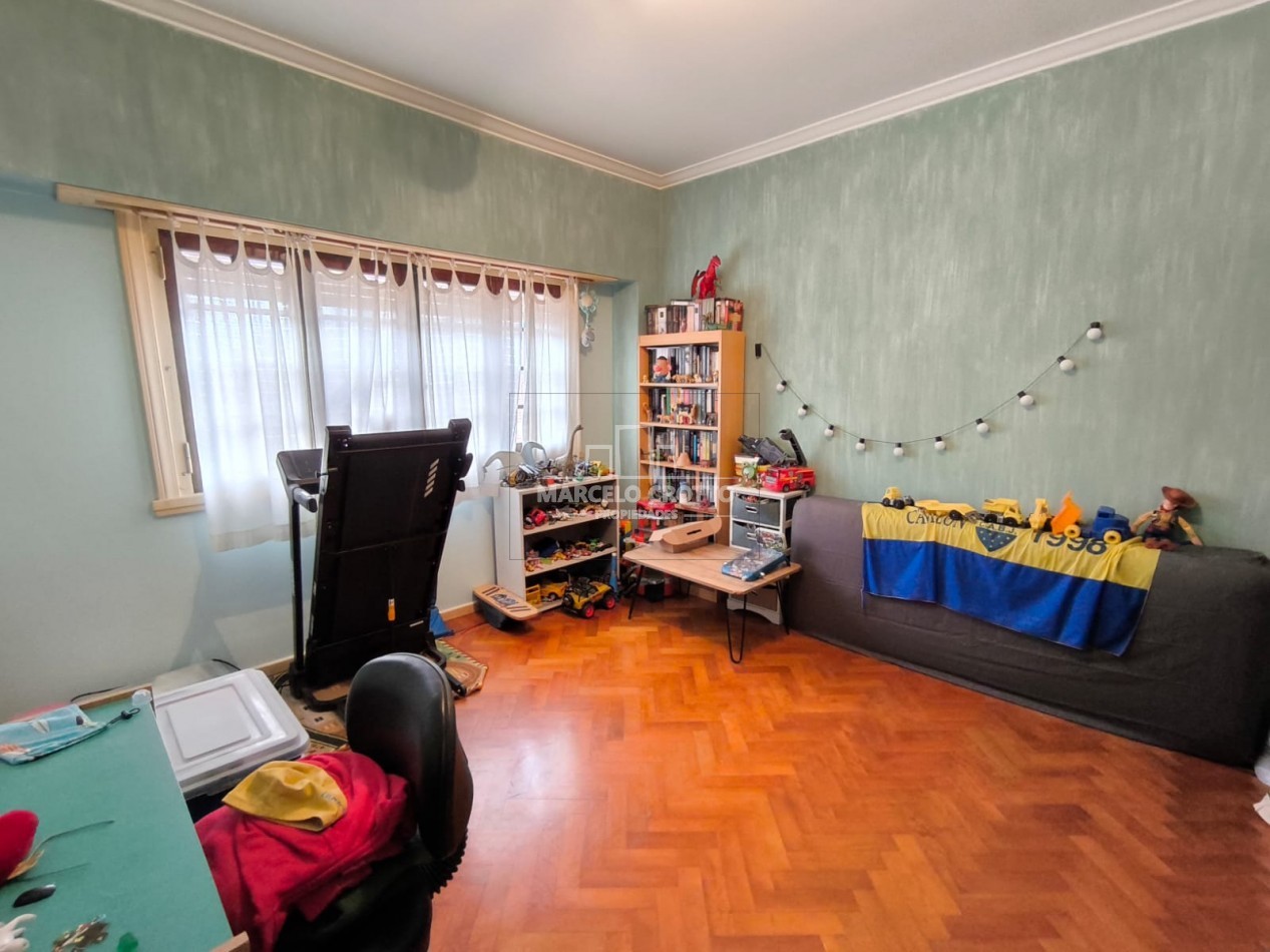 CHALET 5 AMBIENTES C/DEPENDENCIA, DOS PLANTAS CON GARAGE Y PARQUE