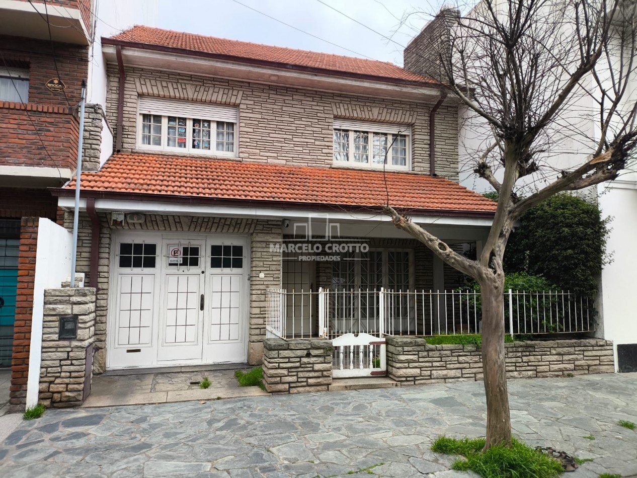 CHALET 5 AMBIENTES C/DEPENDENCIA, DOS PLANTAS CON GARAGE Y PARQUE