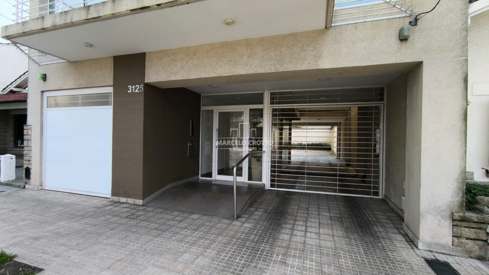 SEMIPISO DE 2 AMBIENTES CON BALCON A LA CALLE Y COCHERA BARRIO CHAUVIN