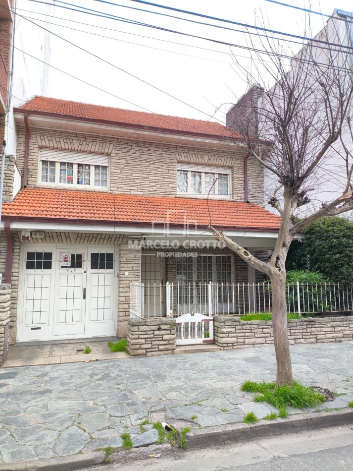 CHALET 5 AMBIENTES C/DEPENDENCIA, DOS PLANTAS CON GARAGE Y PARQUE