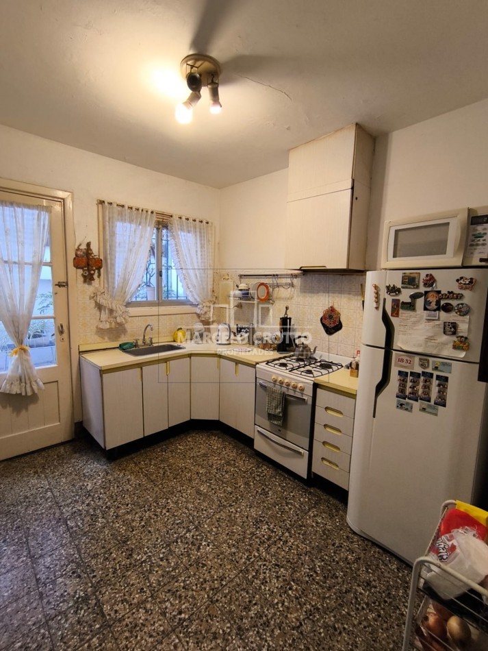 VENTA DE CASA EN  PH PLANTA BAJA (SOLO 2 UNIDADES) 4 AMBIENTES GARAGE Y PATIO, BARRIO LA PERLA