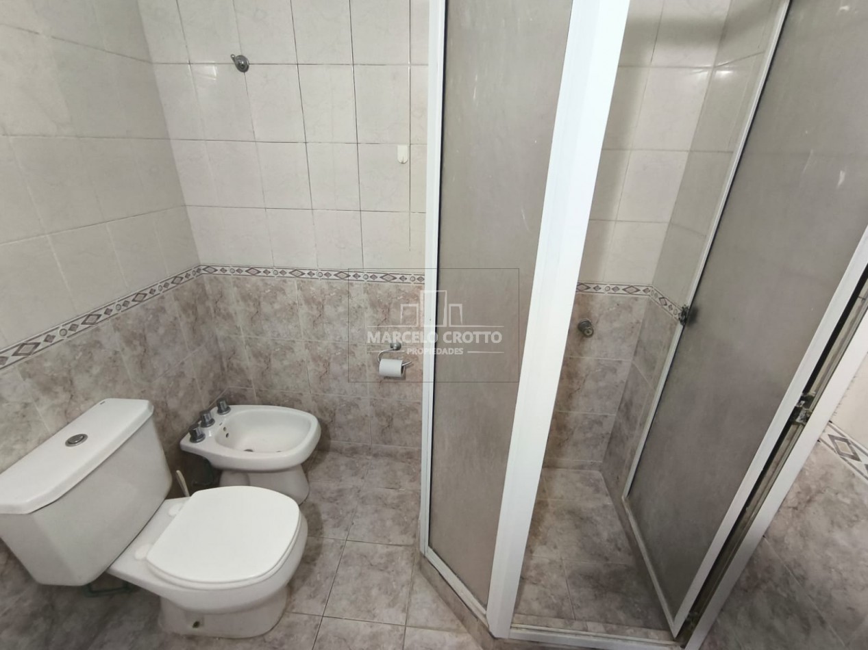 ALQUILER DE CASA 4 AMBIENTES CON GARAGE PARRILLA Y PATIO