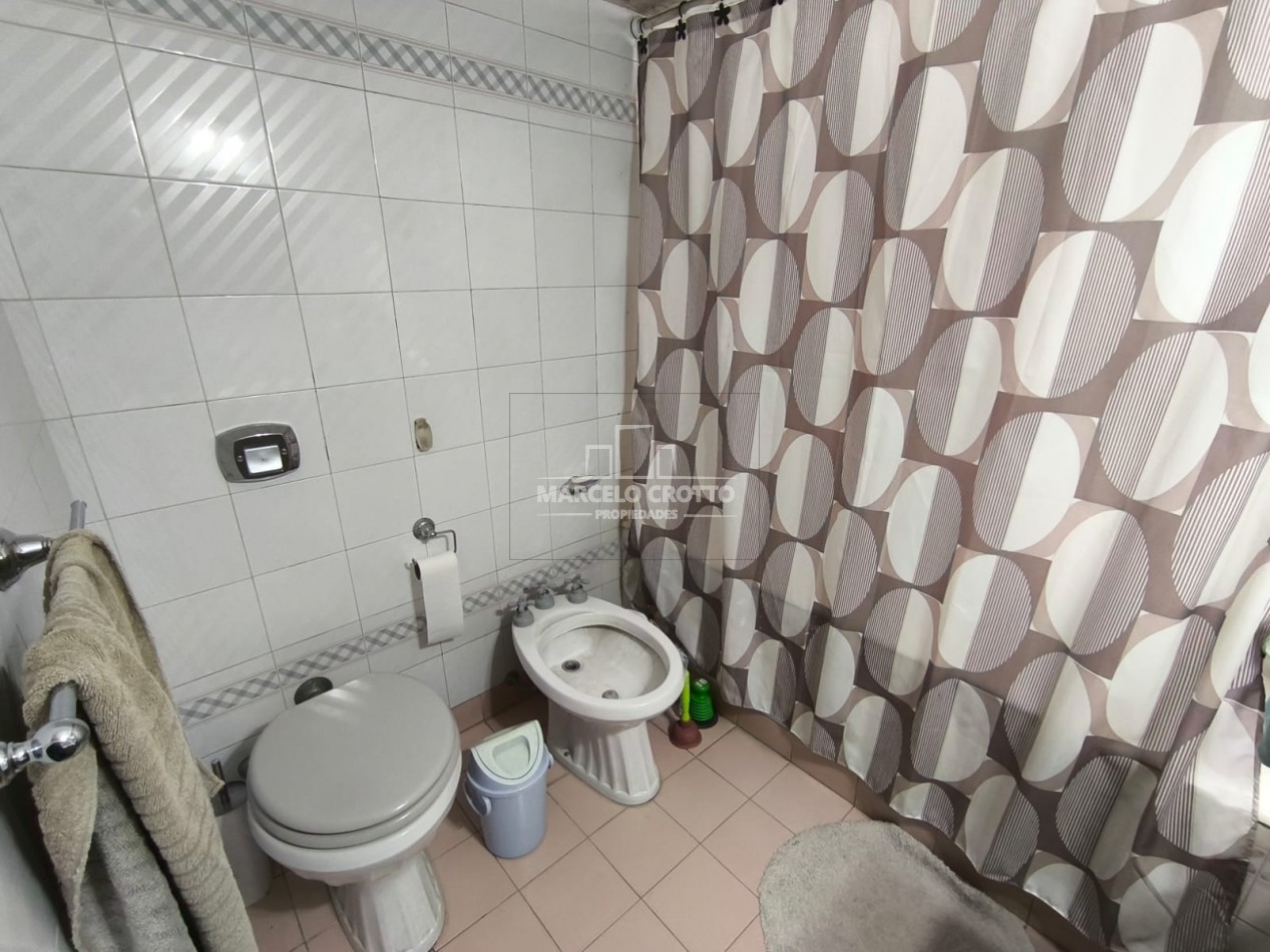 CHALET 5 AMBIENTES C/DEPENDENCIA, DOS PLANTAS CON GARAGE Y PARQUE