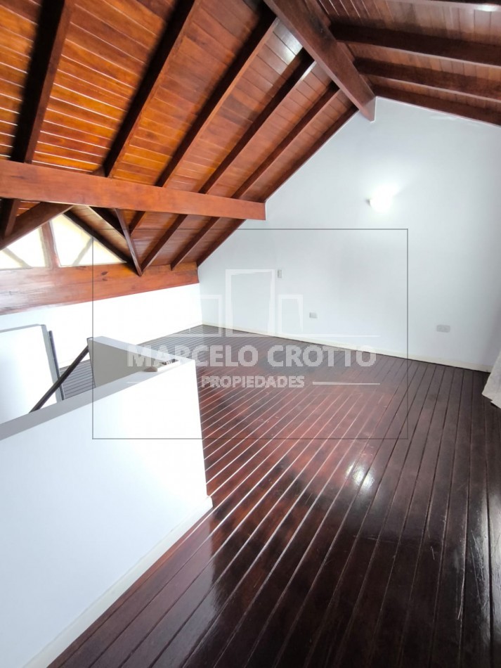 ALQUILER DUPLEX 3 AMBIENTES CON ENTRADA DE VEHICULO SEMICUBIERTA, PARRILLA Y PATIO