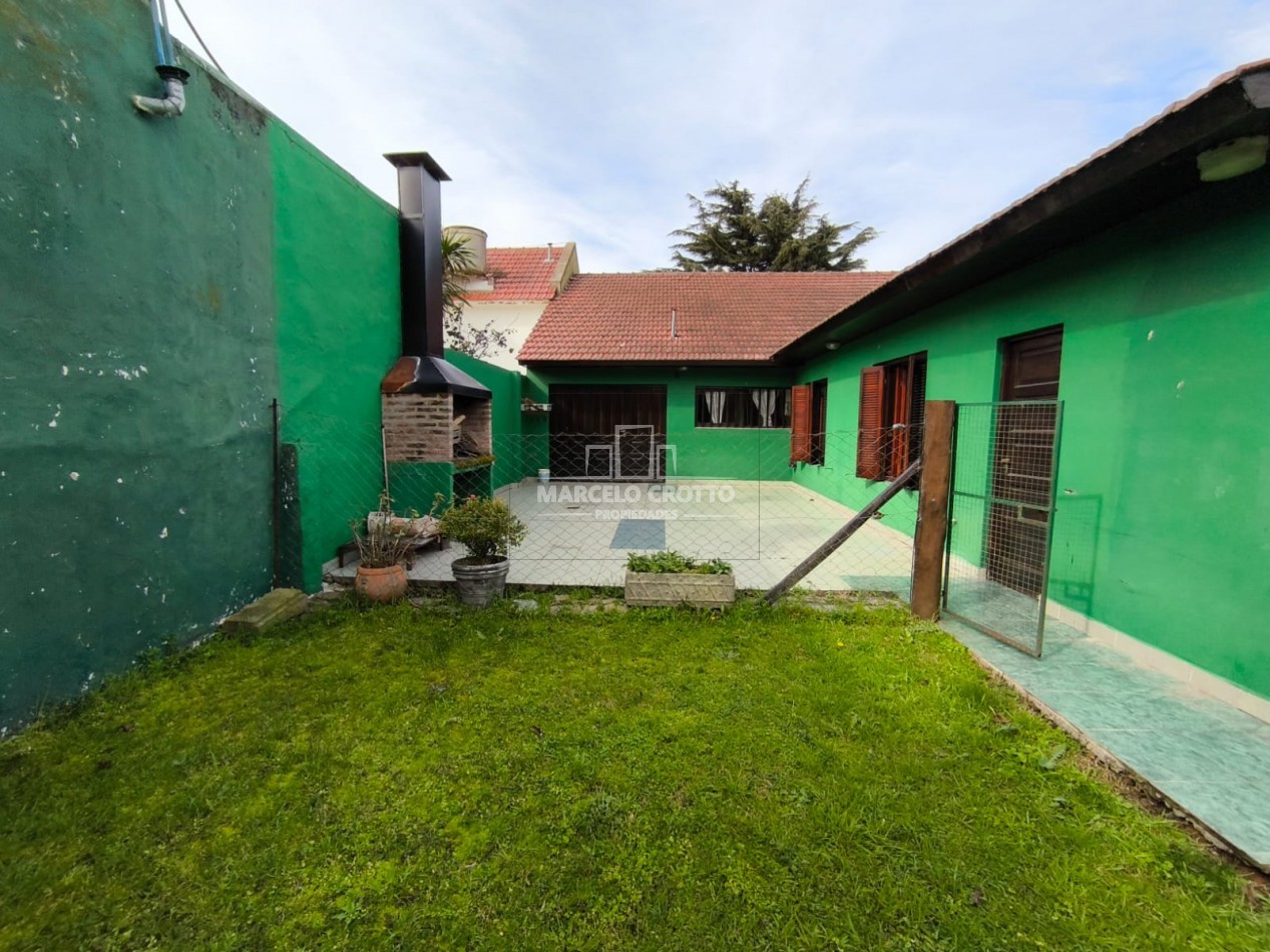 VENTA DE CHALET 3 AMBIENTES CON GARAGE DOBLE, PARQUE PATIO Y PARRILLA BARRIO CONSITUCION