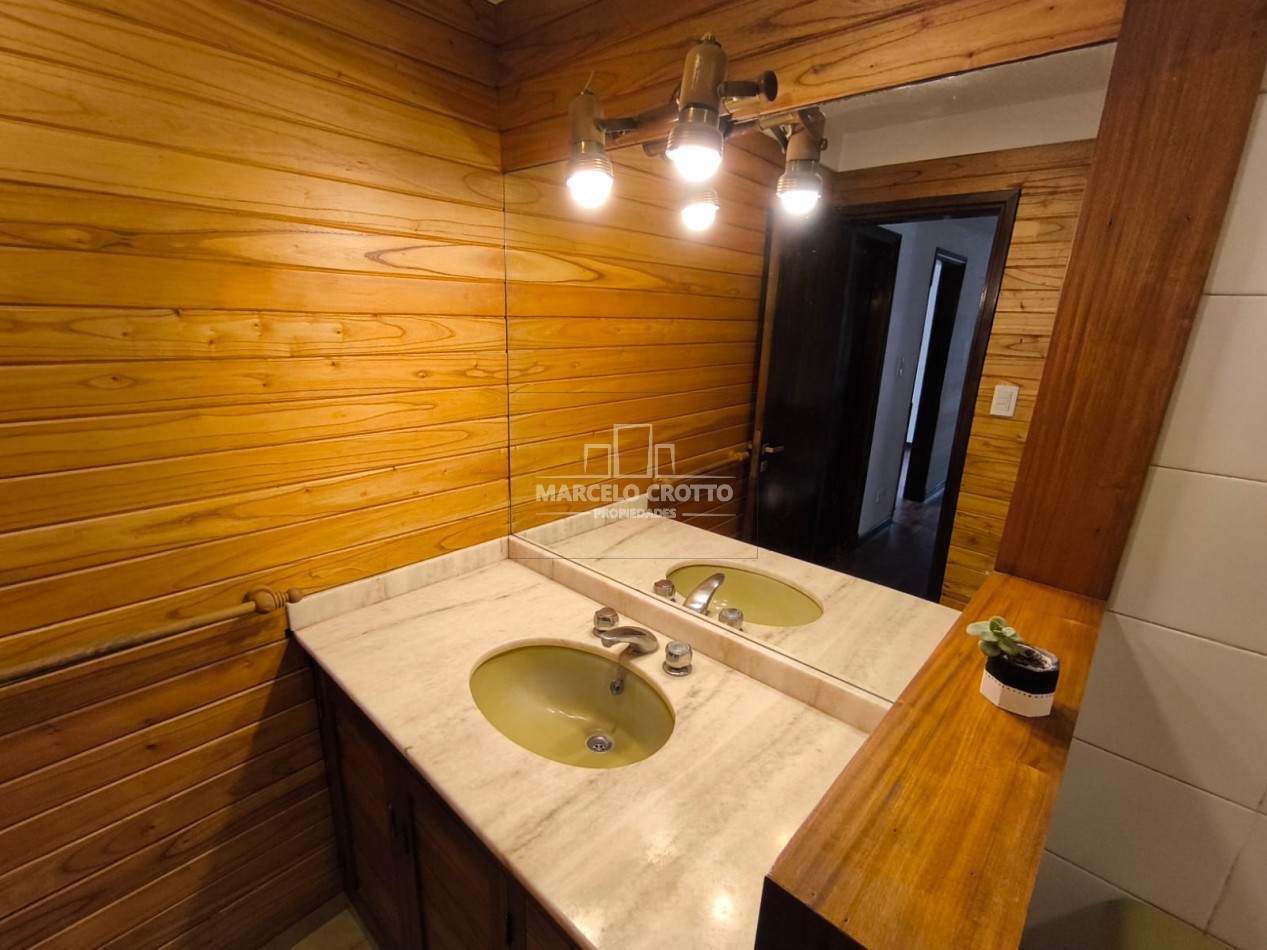ALQUILER DE CHALET 4 AMBIENTES CON GARAGE, PATIO, PARQUE Y PARRILLA