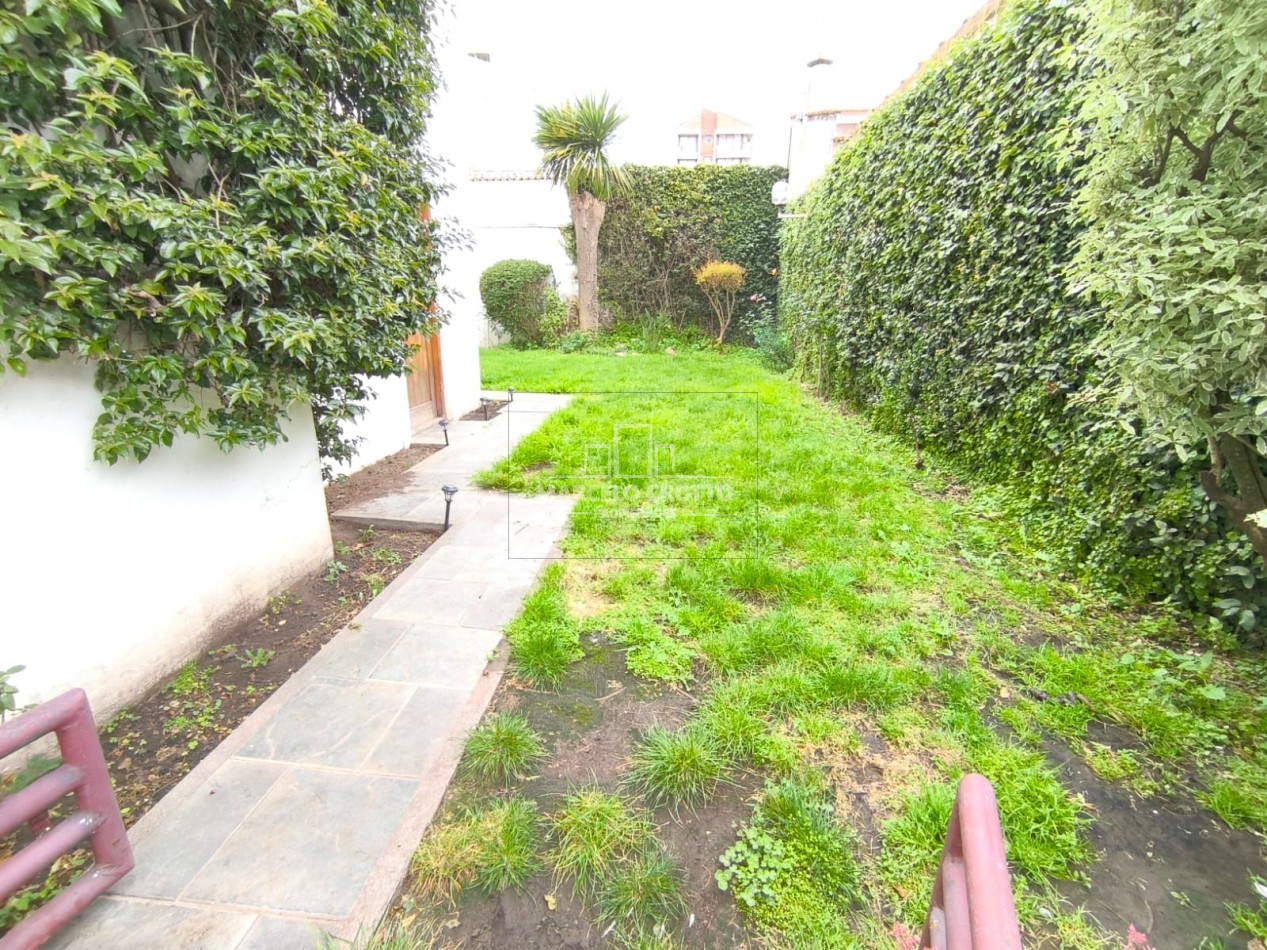 CHALET 5 AMBIENTES C/DEPENDENCIA, DOS PLANTAS CON GARAGE Y PARQUE