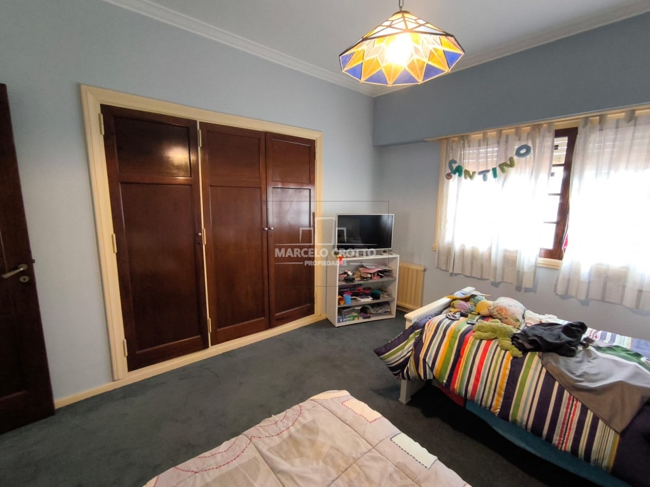 CHALET 5 AMBIENTES C/DEPENDENCIA, DOS PLANTAS CON GARAGE Y PARQUE
