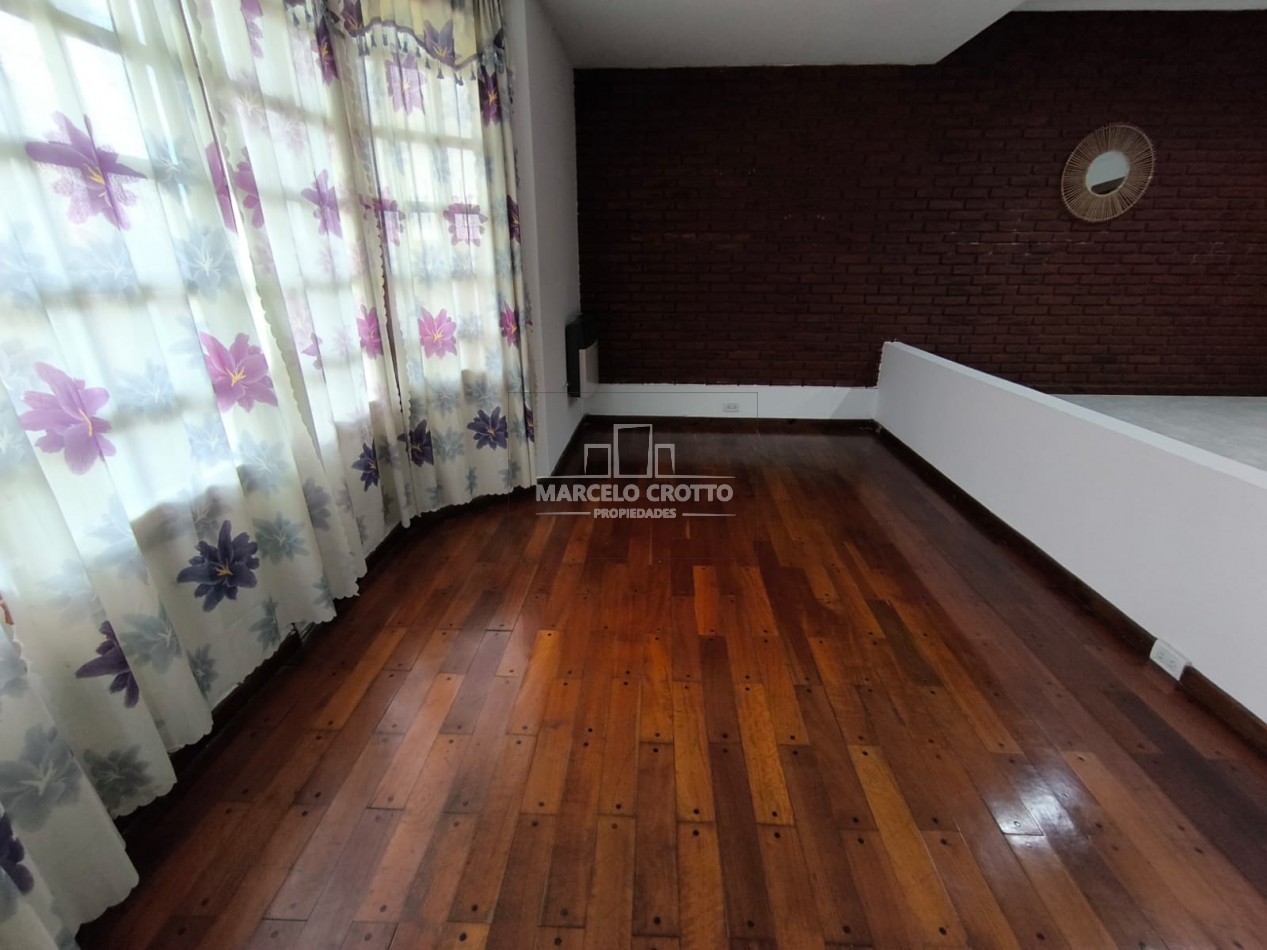 VENTA DE CHALET 3 AMBIENTES CON GARAGE DOBLE, PARQUE PATIO Y PARRILLA BARRIO CONSITUCION