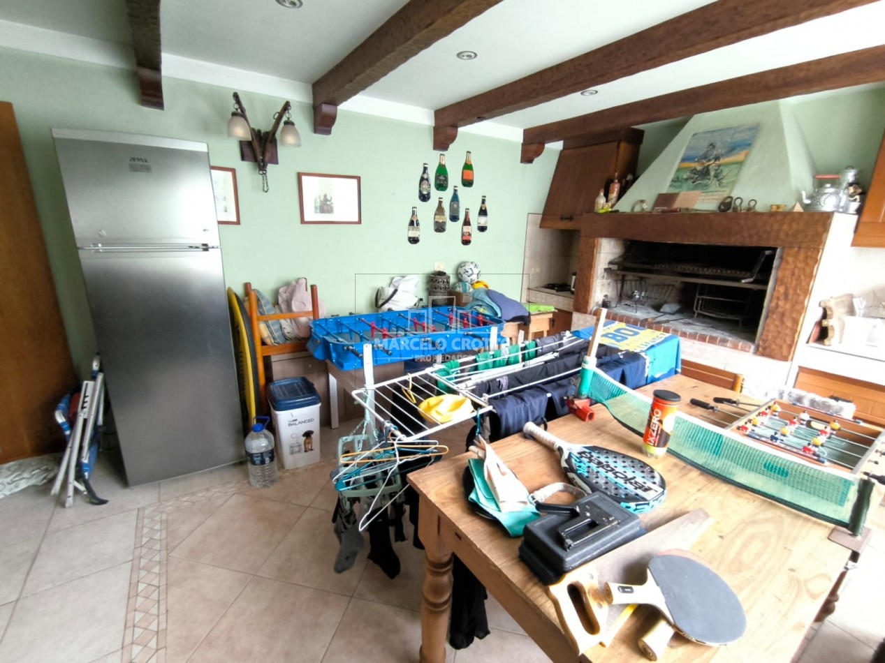 CHALET 5 AMBIENTES C/DEPENDENCIA, DOS PLANTAS CON GARAGE Y PARQUE