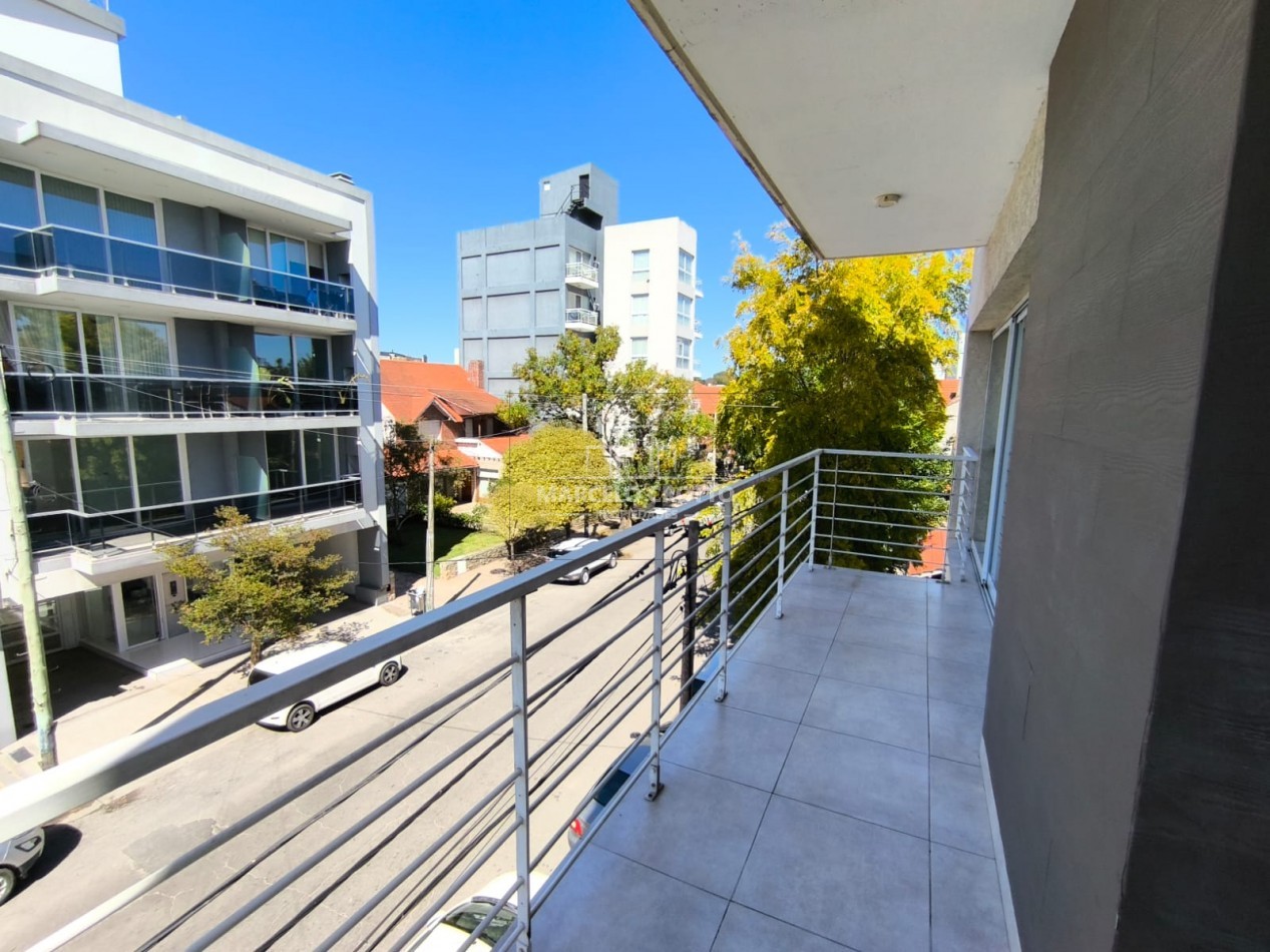 ALQUILER DEPARTAMENTO SEMIPISO 2 AMBIENTES CON BALCON CORRIDO A LA CALLE Y COCHERA, BARRIO CHAUVIN