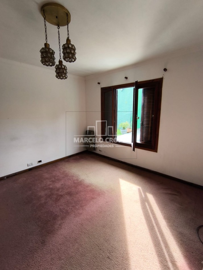VENTA DE CHALET 3 AMBIENTES CON GARAGE DOBLE, PARQUE PATIO Y PARRILLA BARRIO CONSITUCION