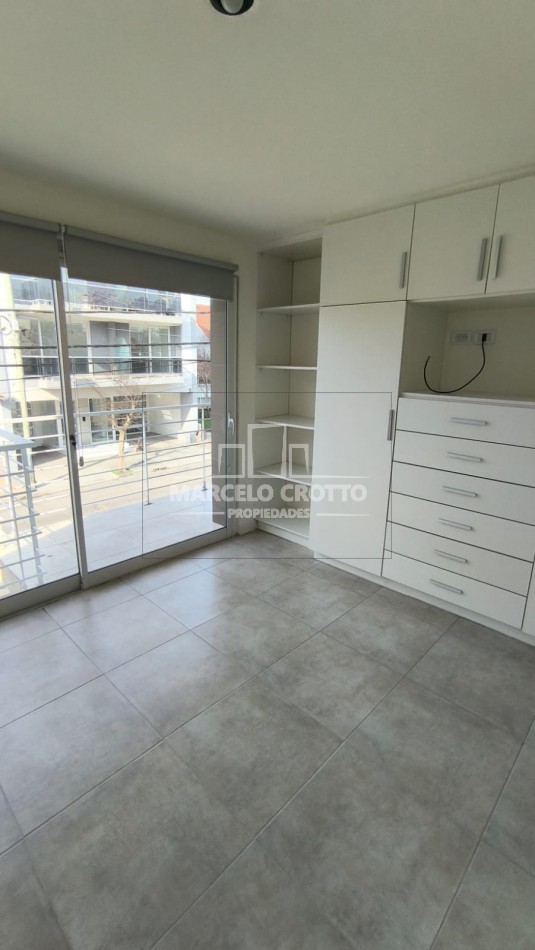 SEMIPISO DE 2 AMBIENTES CON BALCON A LA CALLE Y COCHERA BARRIO CHAUVIN