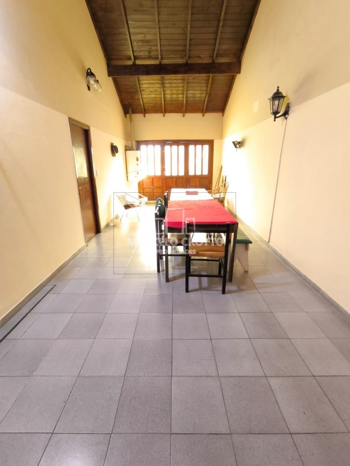VENTA DE CHALET 3 AMBIENTES CON GARAGE DOBLE, PARQUE PATIO Y PARRILLA BARRIO CONSITUCION