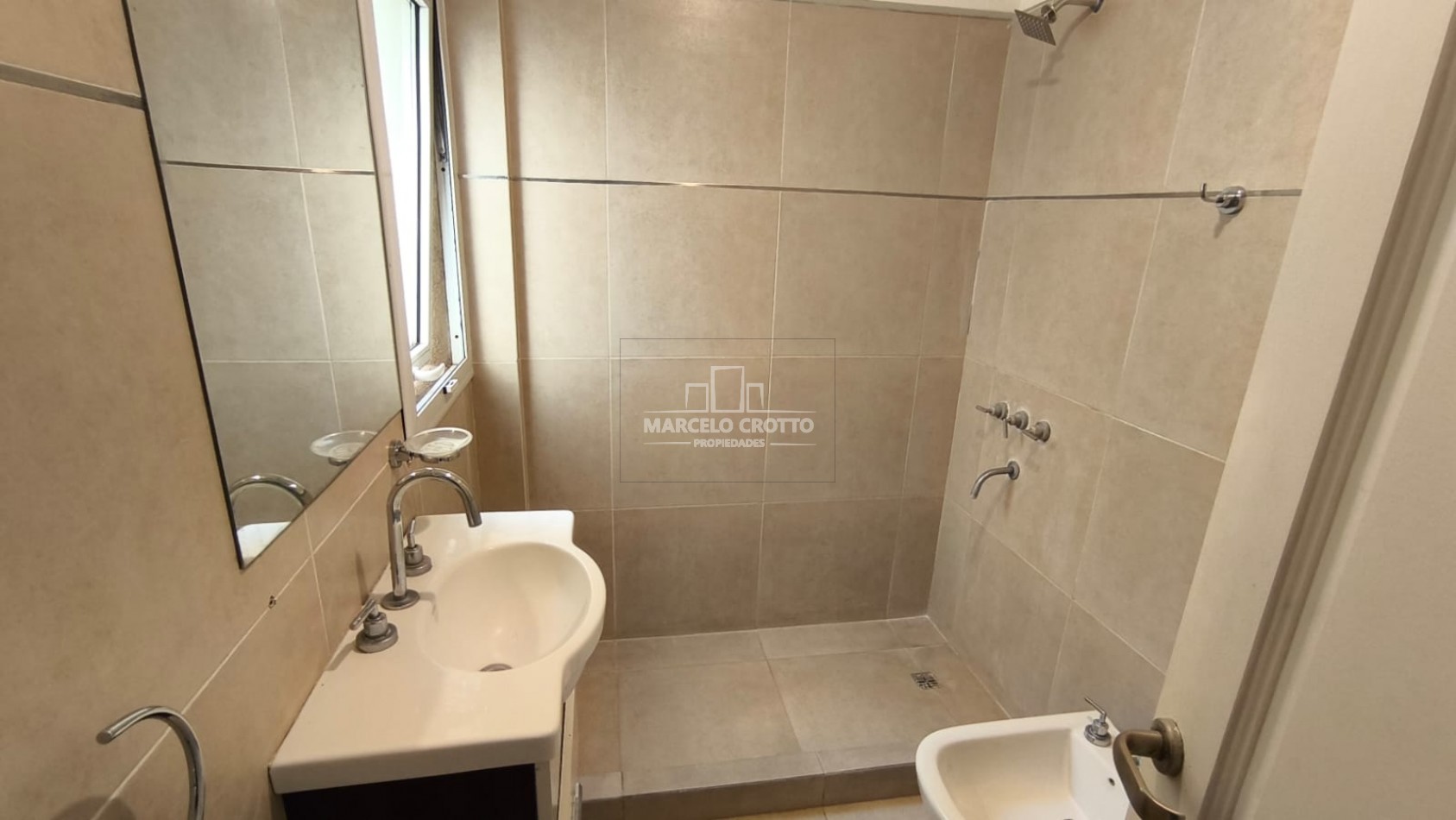 SEMIPISO DE 2 AMBIENTES CON BALCON A LA CALLE Y COCHERA BARRIO CHAUVIN