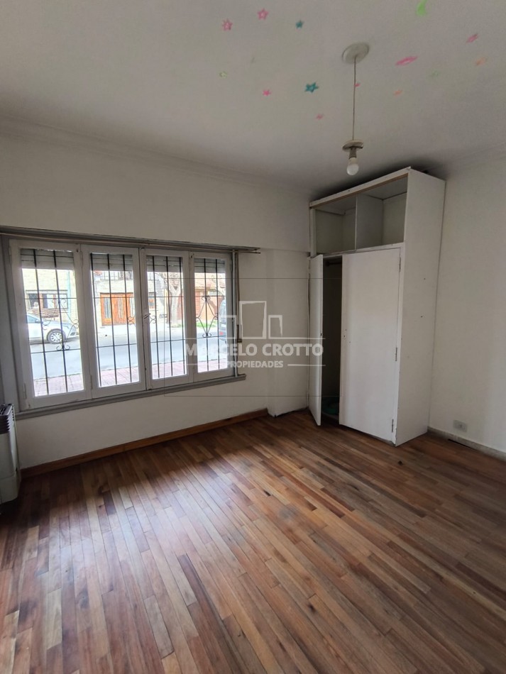 ALQUILER VIVIENDA CASA 3 AMBIENTES CON PATIO Y ESPACIO DE COCHERA DESCUBIERTO ZONA DON BOSCO Y AYACUCHO