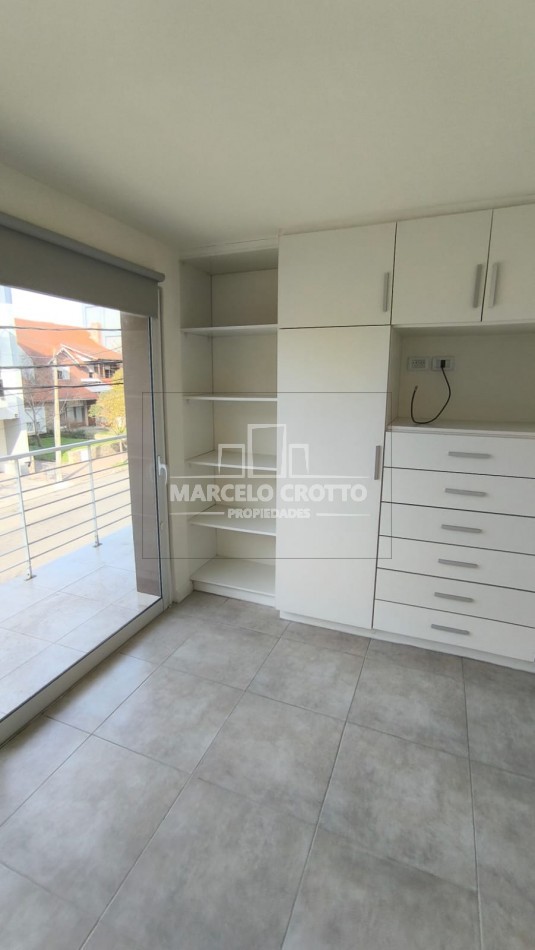 SEMIPISO DE 2 AMBIENTES CON BALCON A LA CALLE Y COCHERA BARRIO CHAUVIN