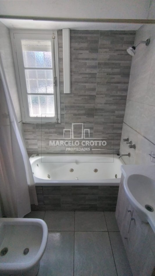 VENTA DE PH 3 AMBIENTES A LA CALLE CON PATIO BARRIO MACROCENTRO