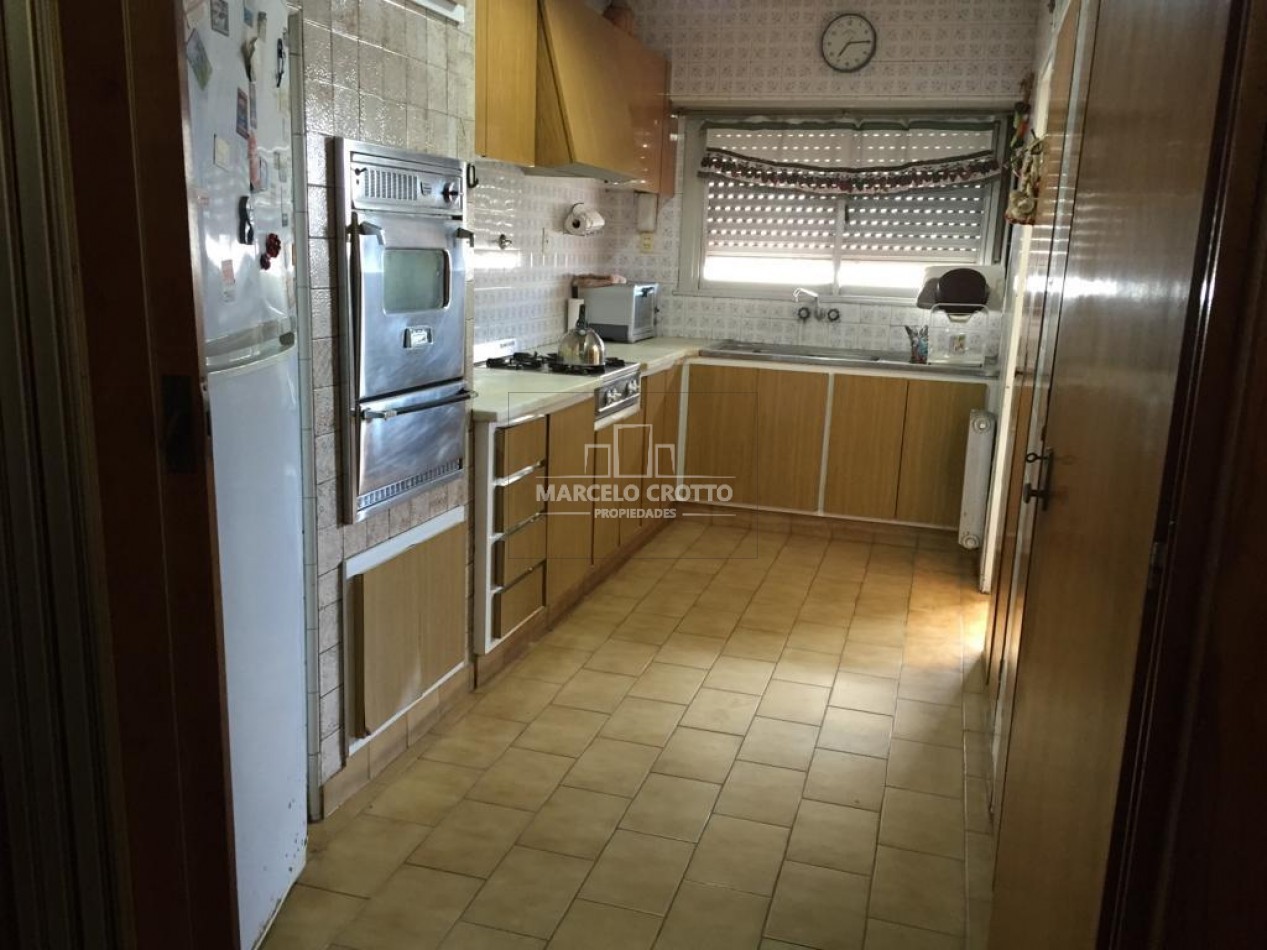 VENTA DEPARTAMENTO PISO 5 AMBIENTES CON BALCON A LA CALLE Y BAULERA ZONA MACROCENTRO