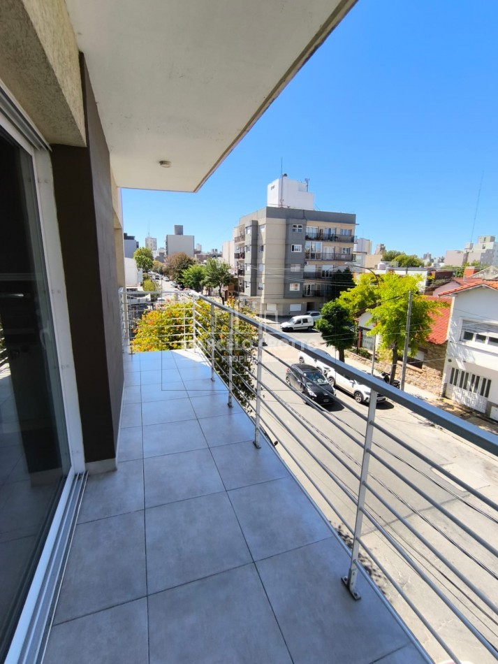 ALQUILER DEPARTAMENTO SEMIPISO 2 AMBIENTES CON BALCON CORRIDO A LA CALLE Y COCHERA, BARRIO CHAUVIN