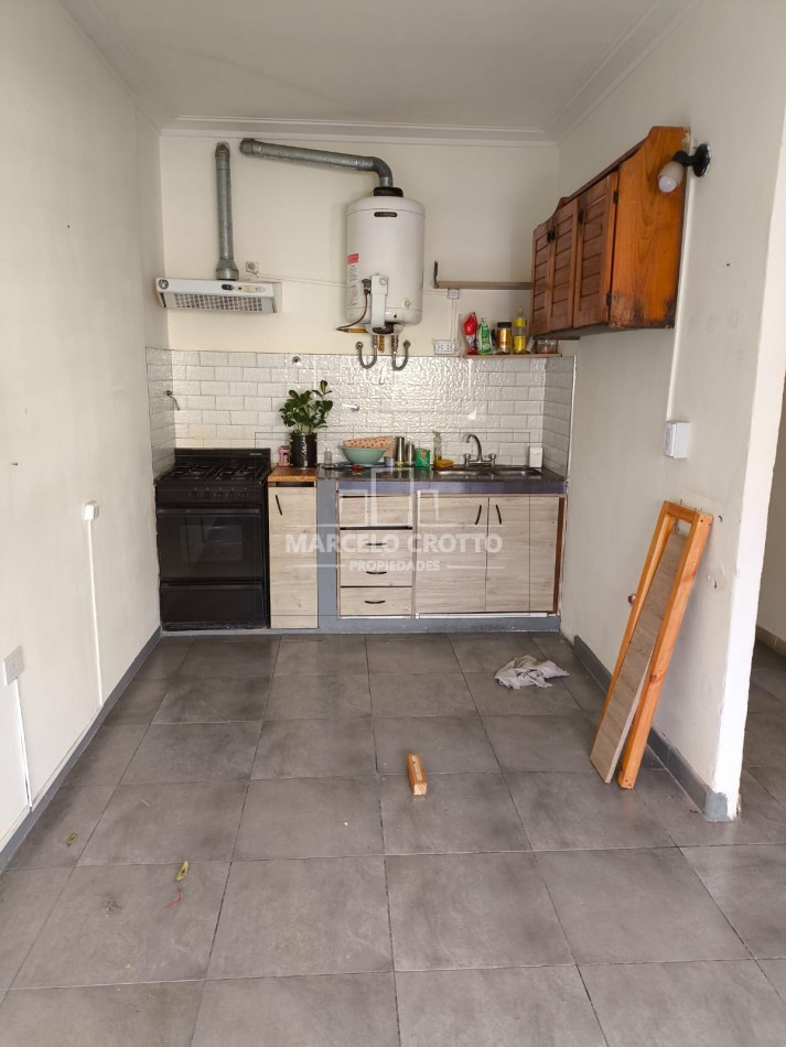 ALQUILER VIVIENDA CASA 3 AMBIENTES CON PATIO Y ESPACIO DE COCHERA DESCUBIERTO ZONA DON BOSCO Y AYACUCHO