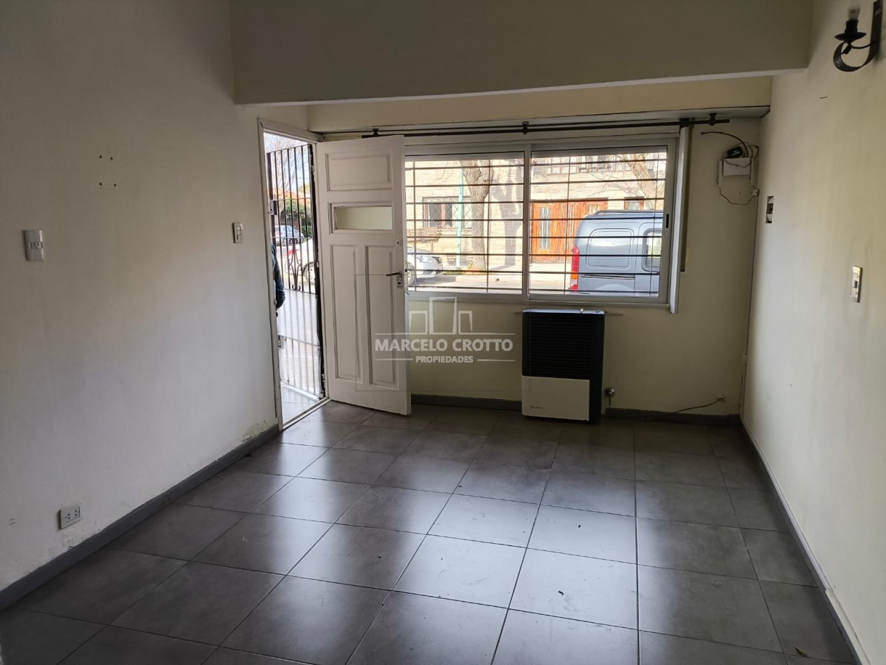 ALQUILER VIVIENDA CASA 3 AMBIENTES CON PATIO Y ESPACIO DE COCHERA DESCUBIERTO ZONA DON BOSCO Y AYACUCHO