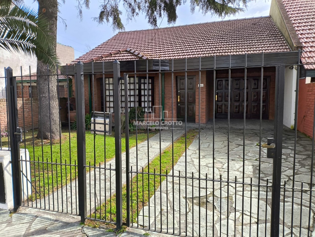 VENTA DE CHALET 3 AMBIENTES CON GARAGE DOBLE, PARQUE PATIO Y PARRILLA BARRIO CONSITUCION