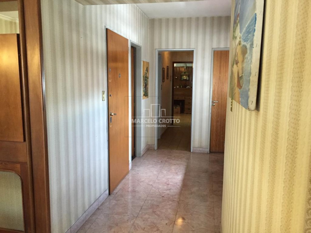 VENTA DEPARTAMENTO PISO 5 AMBIENTES CON BALCON A LA CALLE Y BAULERA ZONA MACROCENTRO