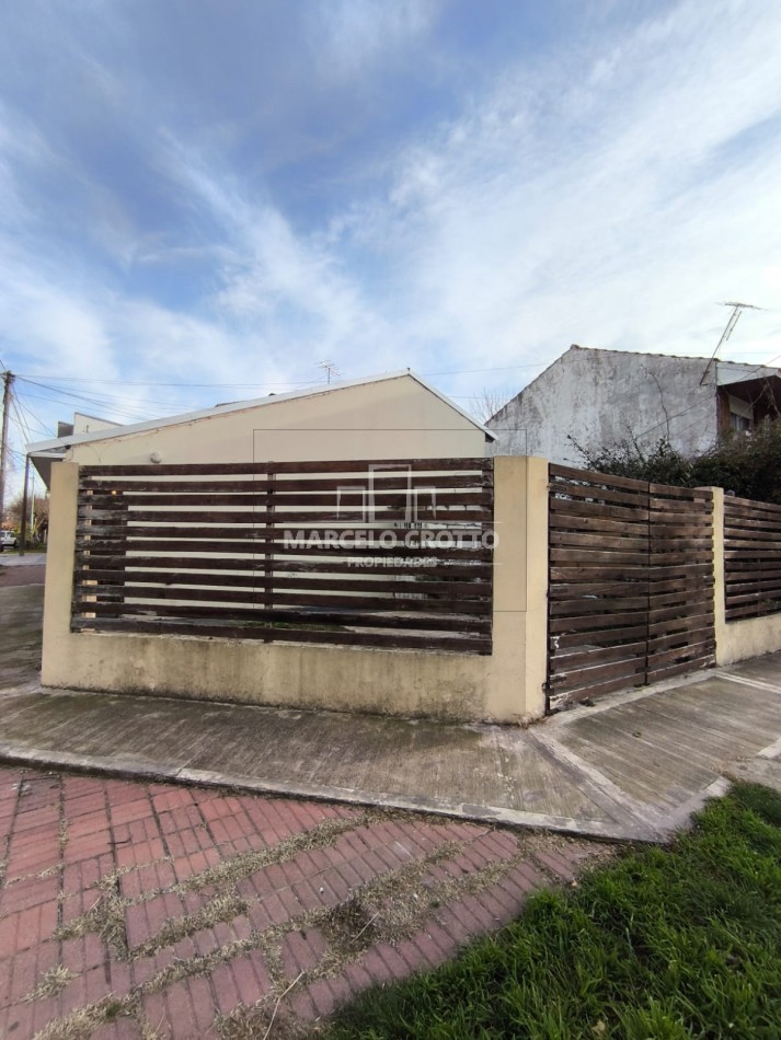 ALQUILER VIVIENDA CASA 3 AMBIENTES CON PATIO Y ESPACIO DE COCHERA DESCUBIERTO ZONA DON BOSCO Y AYACUCHO