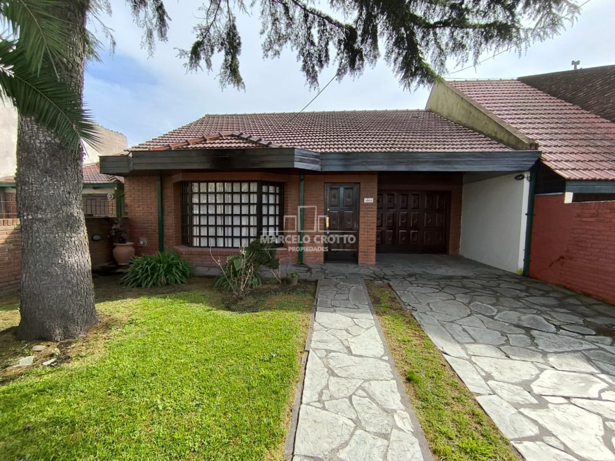 VENTA DE CHALET 3 AMBIENTES CON GARAGE DOBLE, PARQUE PATIO Y PARRILLA BARRIO CONSITUCION