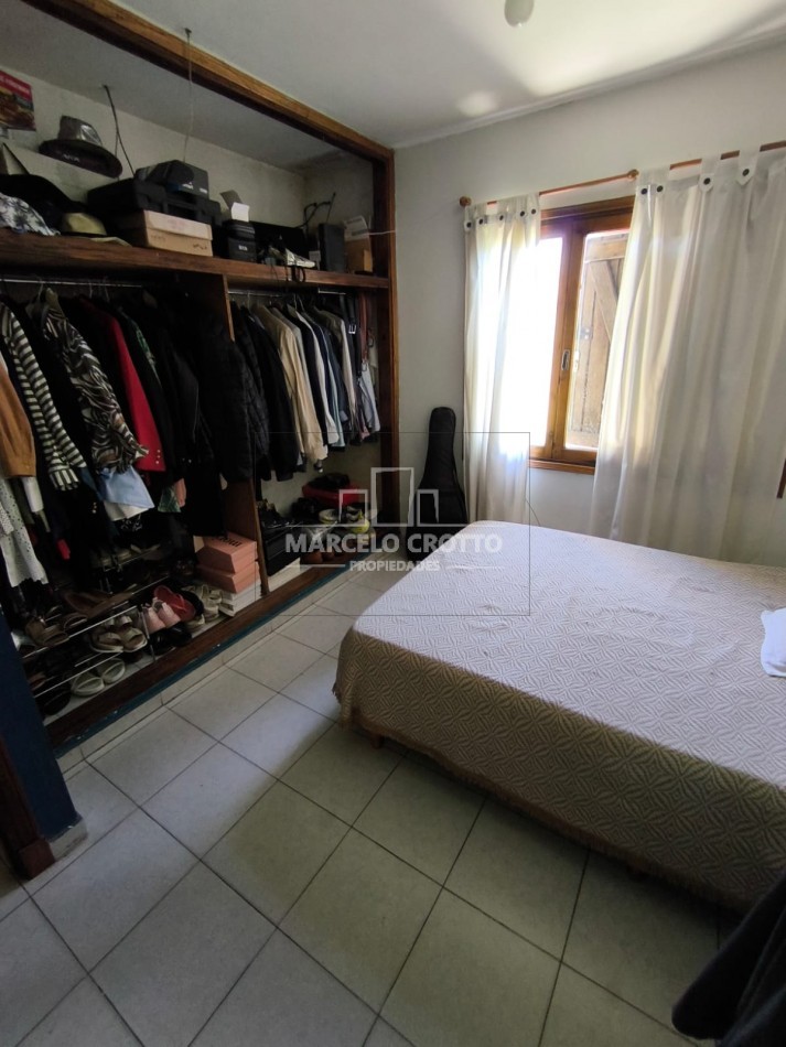 VENTA CHALET 3 AMBIENTES GARAGE PARQUE QUINCHO Y PILETA, BARRIO VILLA PRIMERA