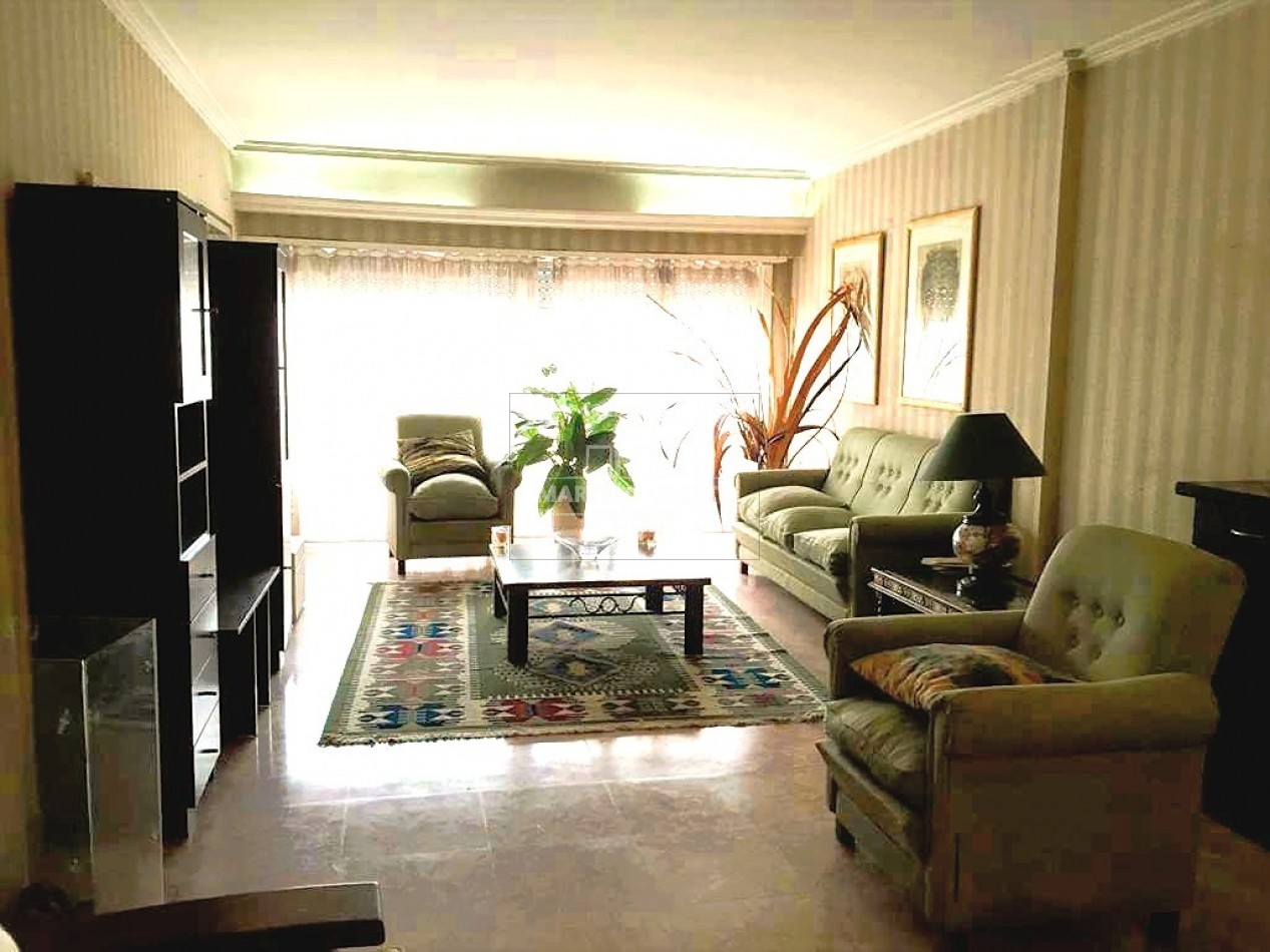 VENTA DEPARTAMENTO PISO 5 AMBIENTES CON BALCON A LA CALLE Y BAULERA ZONA MACROCENTRO