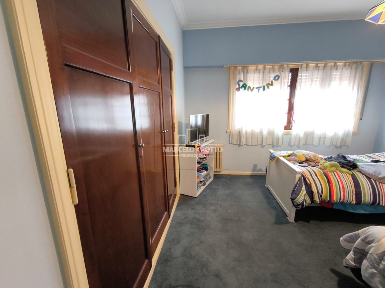 CHALET 5 AMBIENTES C/DEPENDENCIA, DOS PLANTAS CON GARAGE Y PARQUE