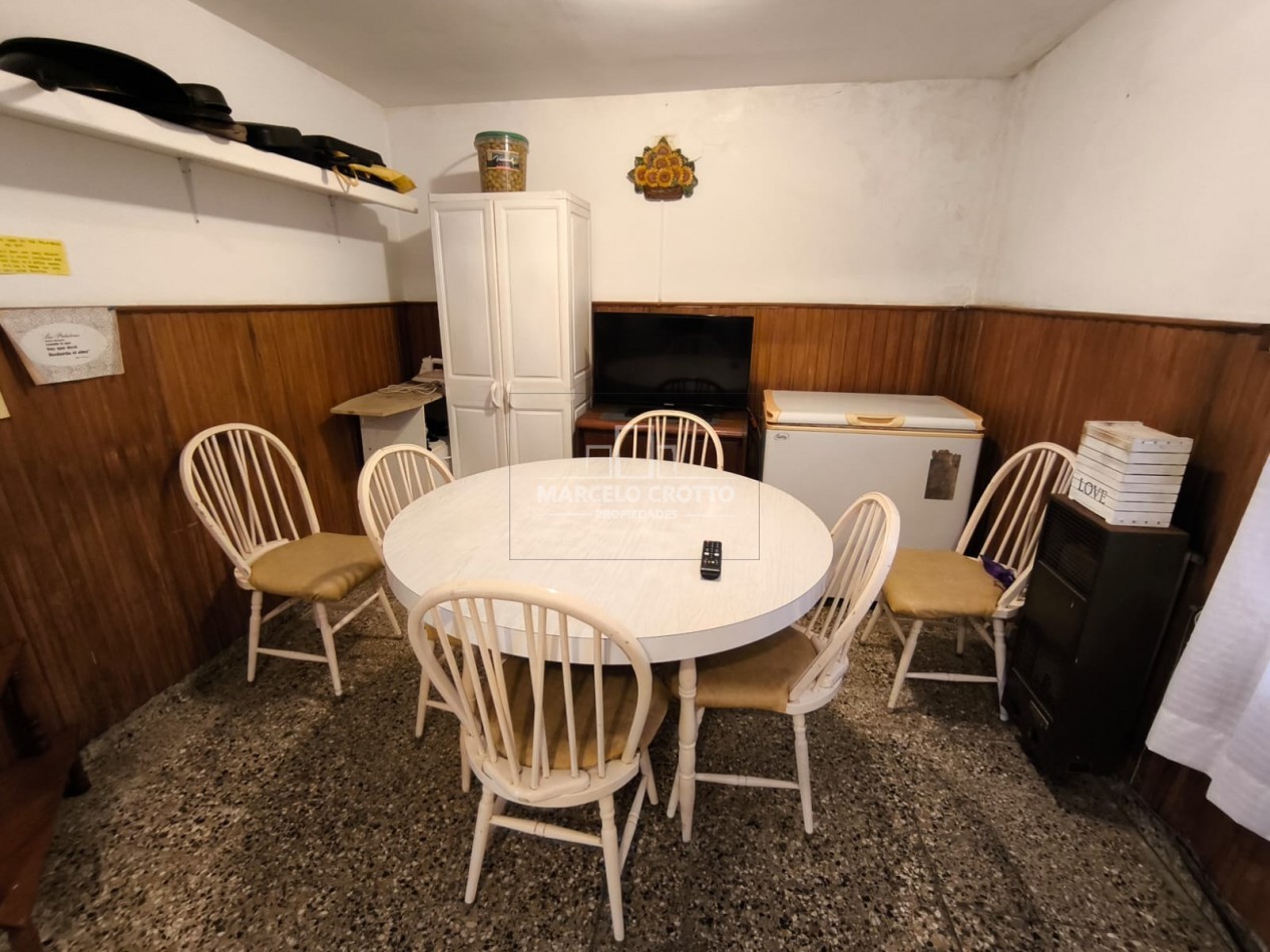 VENTA DE CASA EN  PH PLANTA BAJA (SOLO 2 UNIDADES) 4 AMBIENTES GARAGE Y PATIO, BARRIO LA PERLA