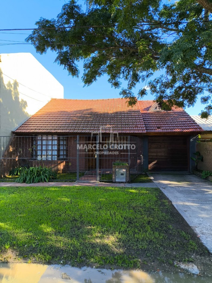 VENTA CHALET 3 AMBIENTES GARAGE PARQUE QUINCHO Y PILETA, BARRIO VILLA PRIMERA