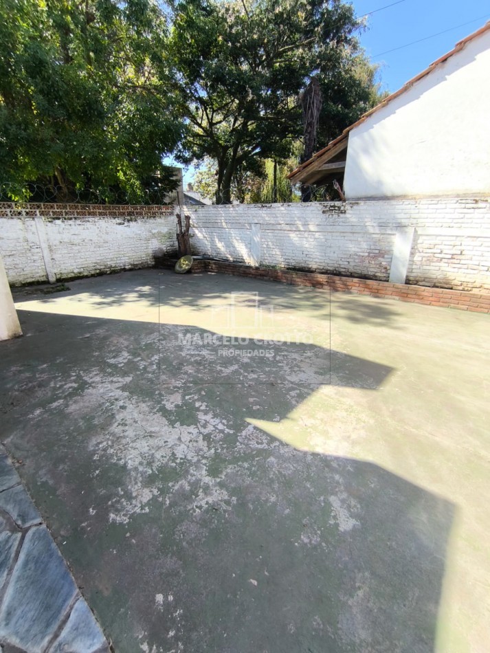 ALQUILER DE CASA 4 AMBIENTES CON GARAGE PARRILLA Y PATIO