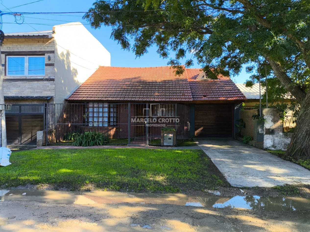 VENTA CHALET 3 AMBIENTES GARAGE PARQUE QUINCHO Y PILETA, BARRIO VILLA PRIMERA