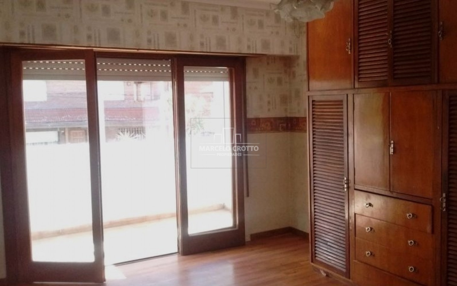 VENTA CHALET 5 AMBIENTES GARAGE DOBLE PARQUE Y QUNCHO BARRIO SAN CARLOS