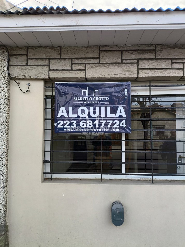 ALQUILER VIVIENDA CASA 3 AMBIENTES CON PATIO Y ESPACIO DE COCHERA DESCUBIERTO ZONA DON BOSCO Y AYACUCHO