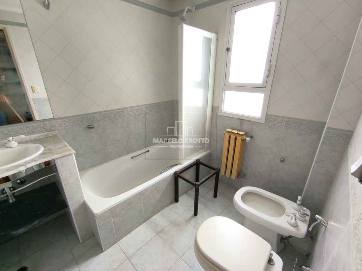 CHALET 5 AMBIENTES C/DEPENDENCIA, DOS PLANTAS CON GARAGE Y PARQUE