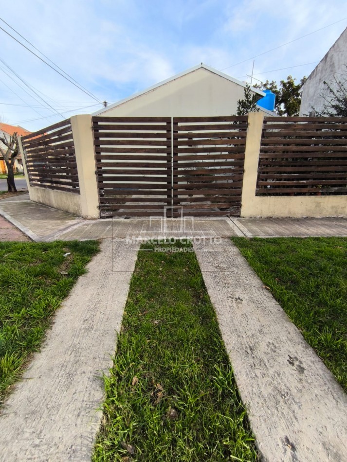 ALQUILER VIVIENDA CASA 3 AMBIENTES CON PATIO Y ESPACIO DE COCHERA DESCUBIERTO ZONA DON BOSCO Y AYACUCHO