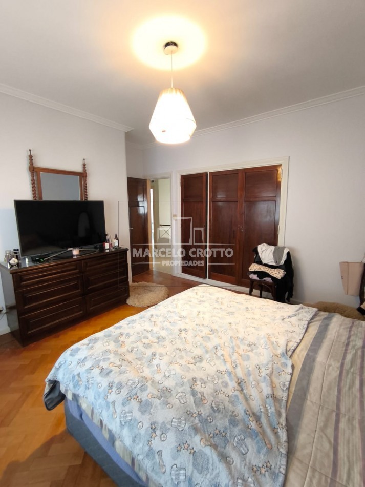 CHALET 5 AMBIENTES C/DEPENDENCIA, DOS PLANTAS CON GARAGE Y PARQUE