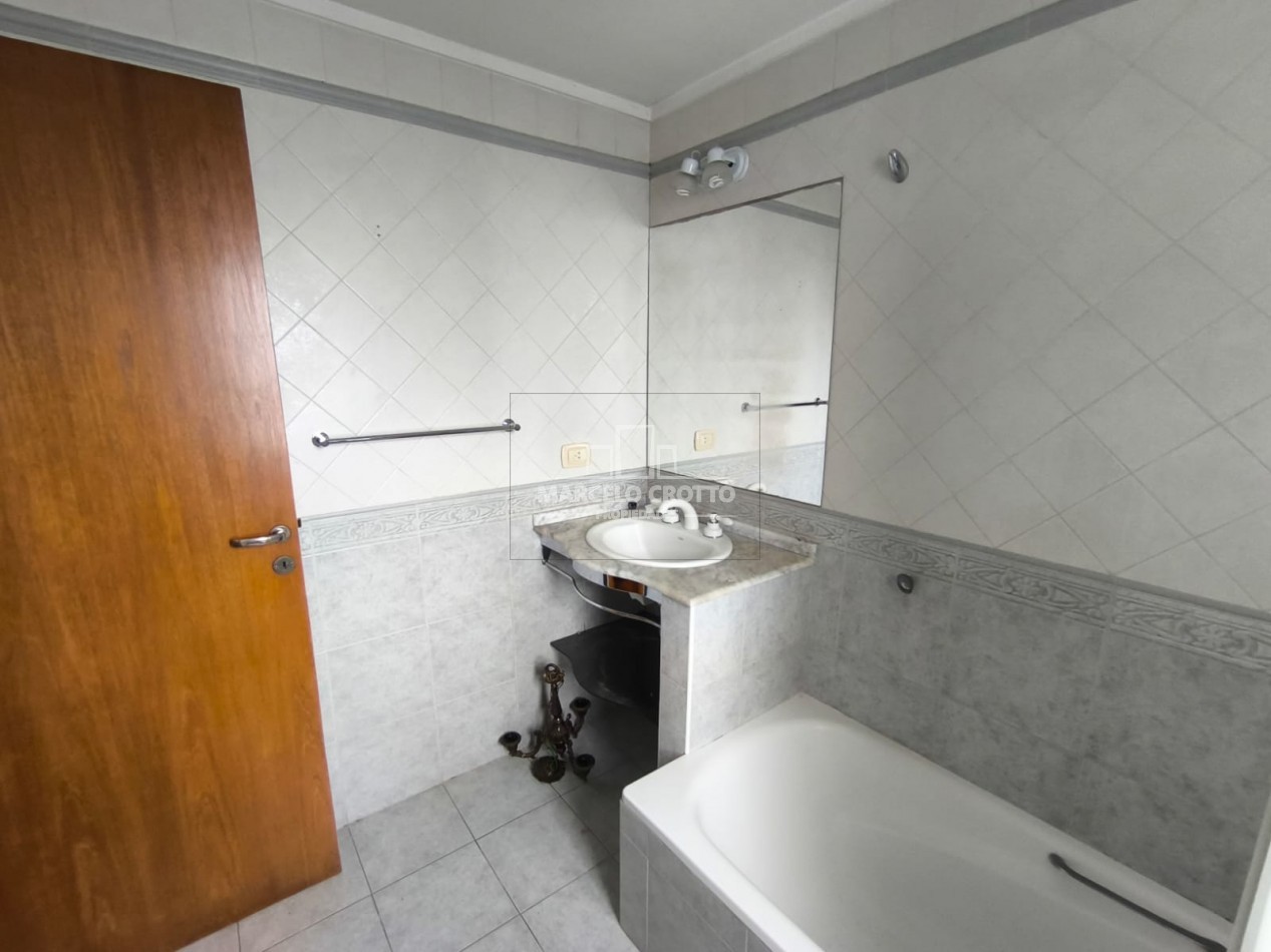 CHALET 5 AMBIENTES C/DEPENDENCIA, DOS PLANTAS CON GARAGE Y PARQUE