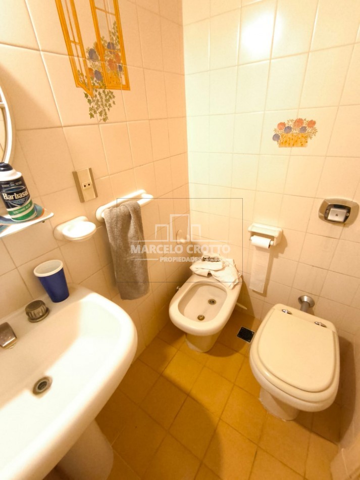CHALET 5 AMBIENTES C/DEPENDENCIA, DOS PLANTAS CON GARAGE Y PARQUE