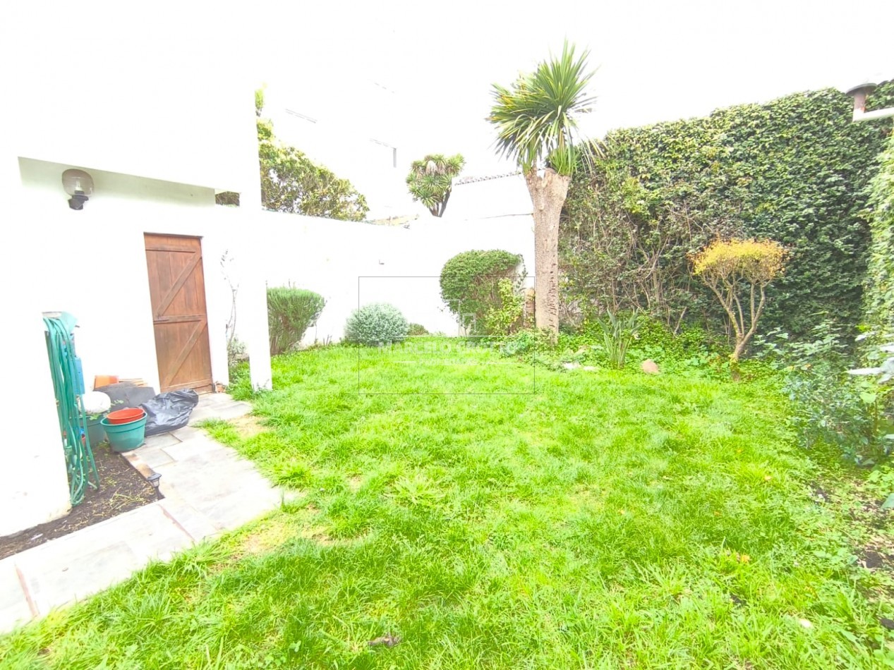CHALET 5 AMBIENTES C/DEPENDENCIA, DOS PLANTAS CON GARAGE Y PARQUE