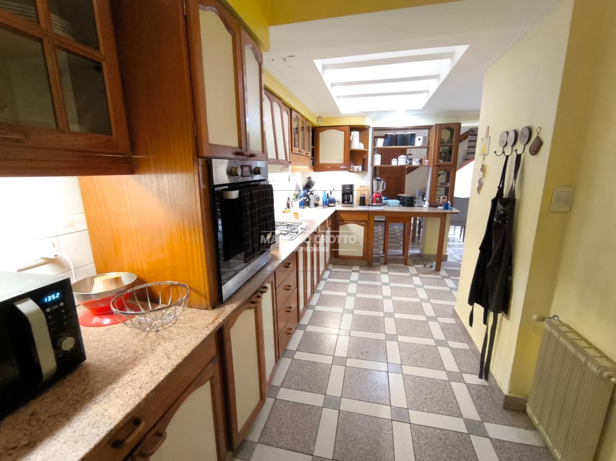 CHALET 5 AMBIENTES C/DEPENDENCIA, DOS PLANTAS CON GARAGE Y PARQUE
