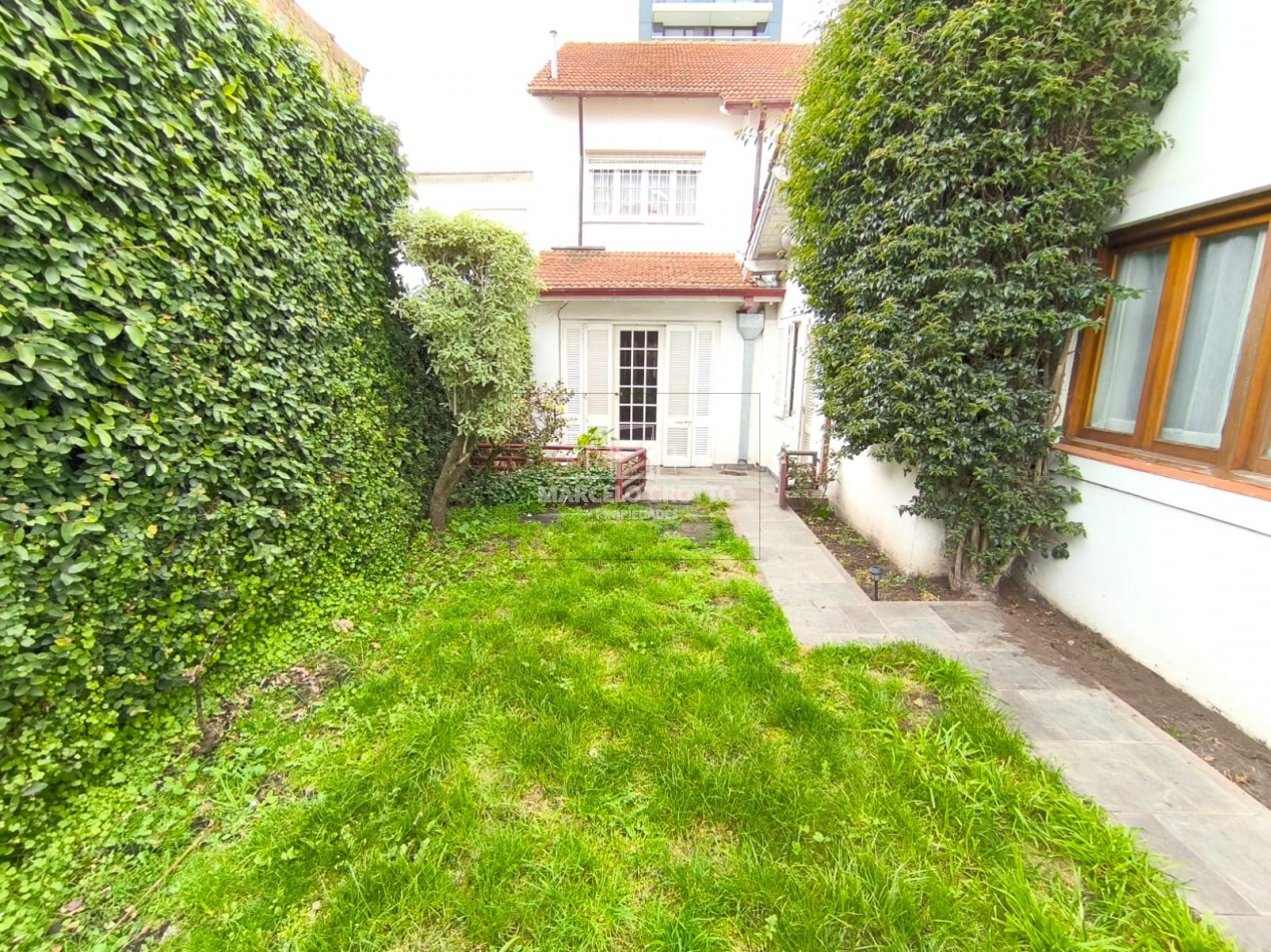 CHALET 5 AMBIENTES C/DEPENDENCIA, DOS PLANTAS CON GARAGE Y PARQUE