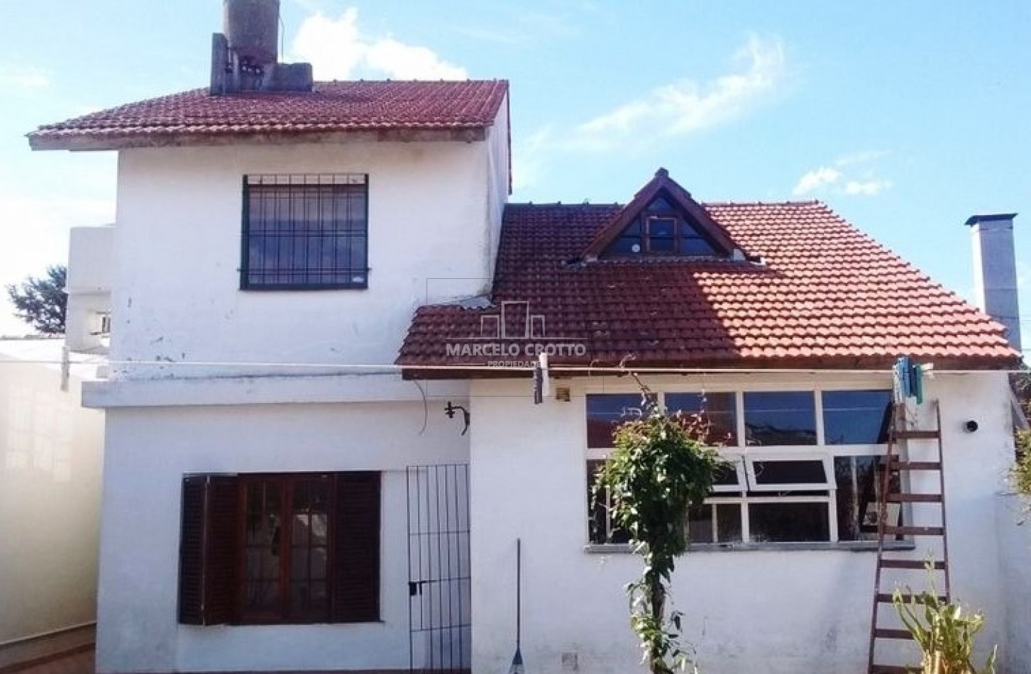 VENTA CHALET 5 AMBIENTES GARAGE DOBLE PARQUE Y QUNCHO BARRIO SAN CARLOS