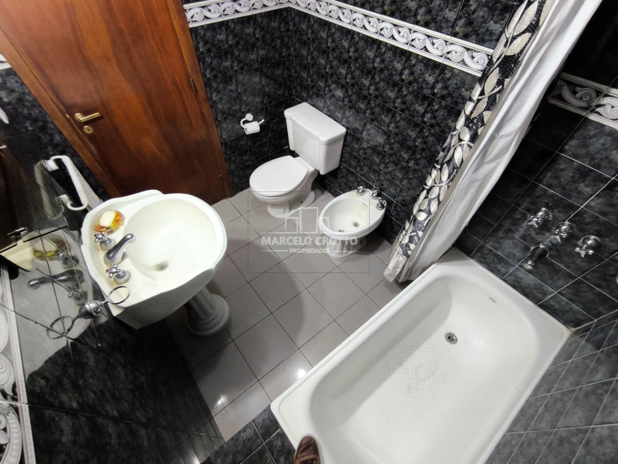 VENTA DE CHALET 3 AMBIENTES CON GARAGE DOBLE, PARQUE PATIO Y PARRILLA BARRIO CONSITUCION